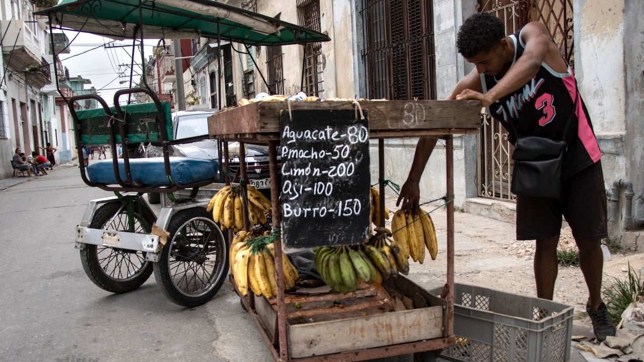 Un joven cubano vende productos agrícolas en La Habana.