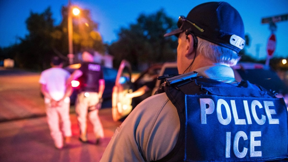 Un agente del ICE durante un arresto.