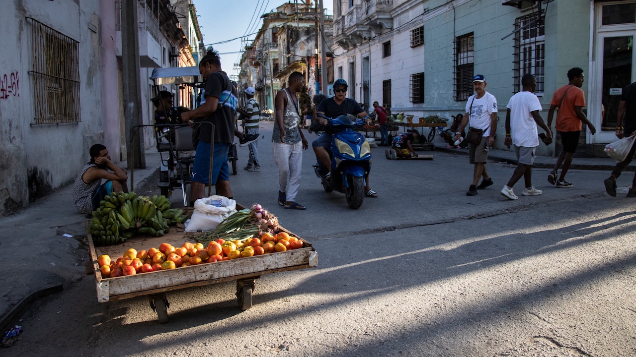 Un trabajador privado en una calle de La Habana.