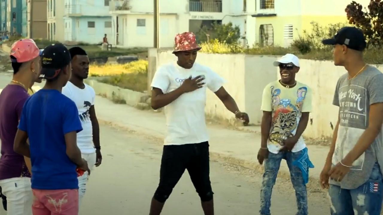 Jóvenes cubanos bailan en un video clip.