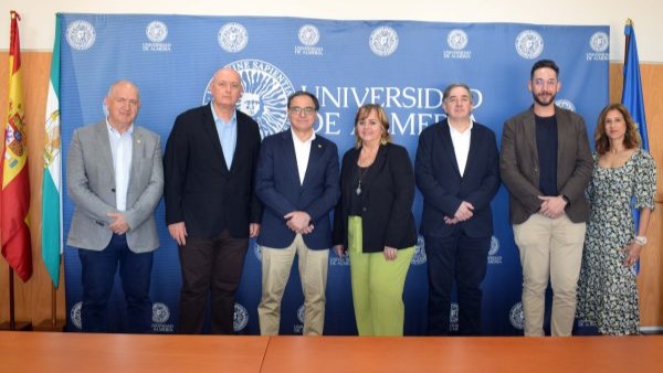 Funcionarios de ambas universidades tras la firma del convenio.