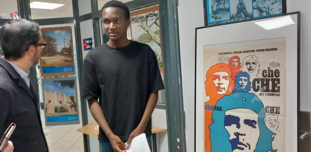 Exhibición de propaganda castrista en el colegio Notre Dame de Sion, Evry-Courcouronnes.