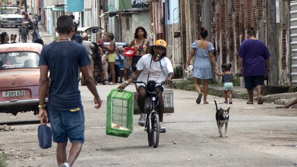 Un cubano se traslada en bicicleta por una calle de La Habana.