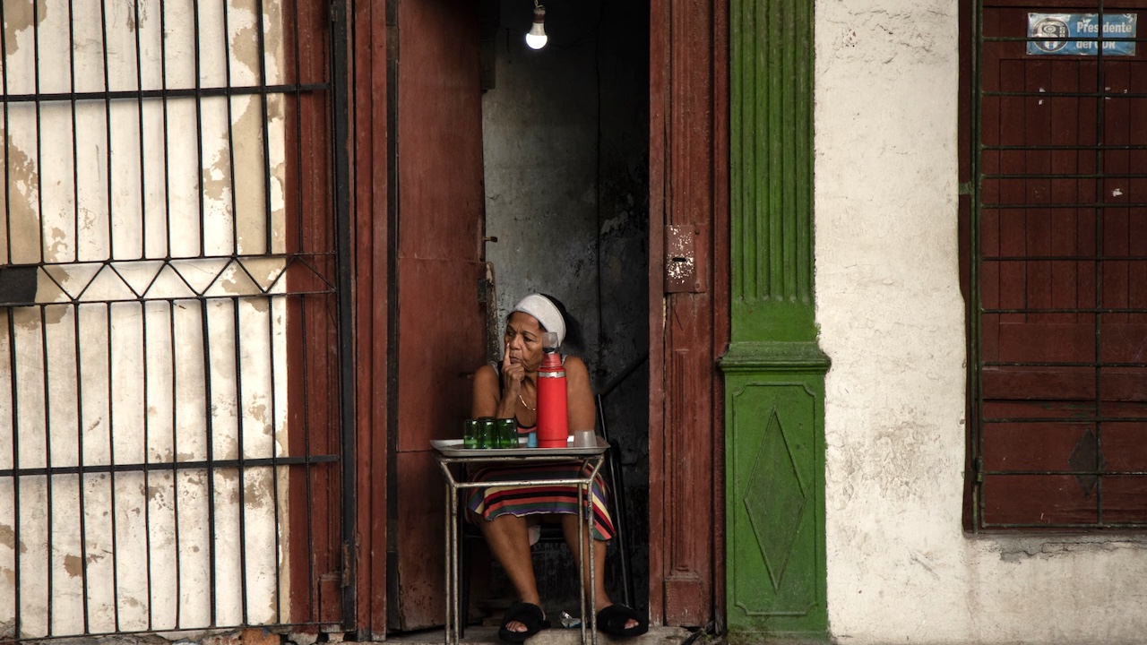 Una mujer vende café en La Habana.
