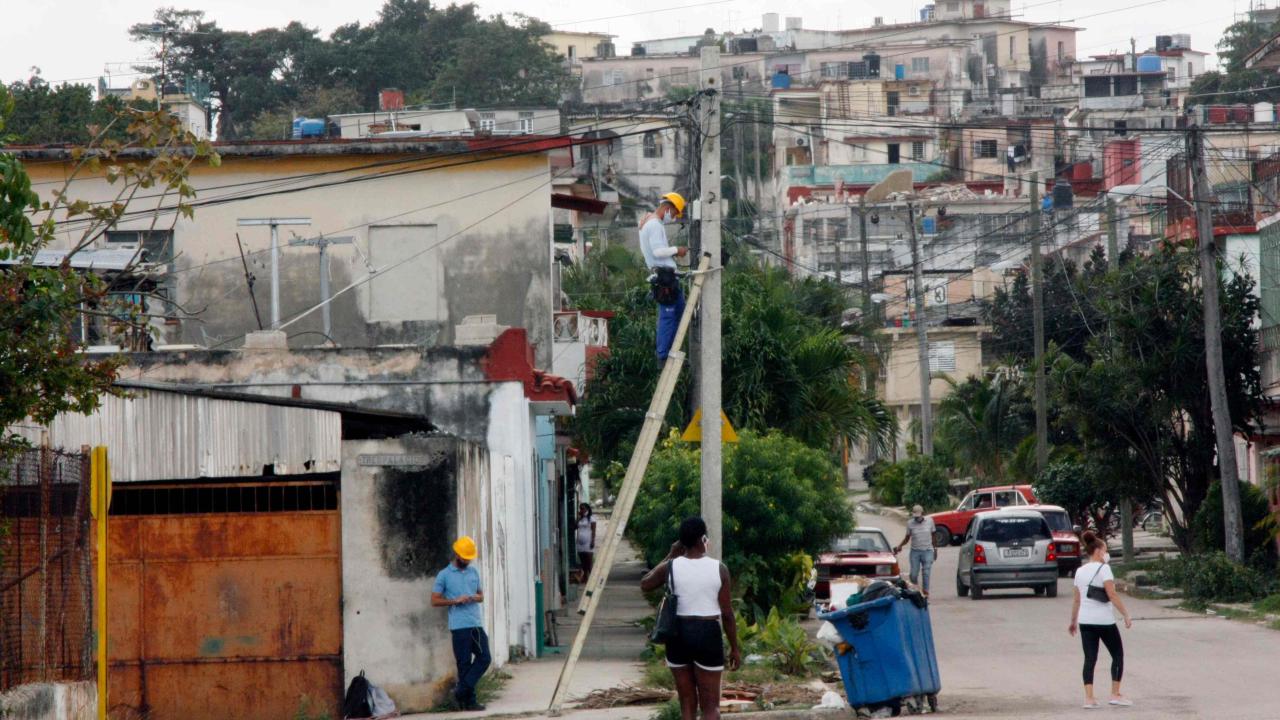 Operarios de ETECSA en un barrio de La Habana.