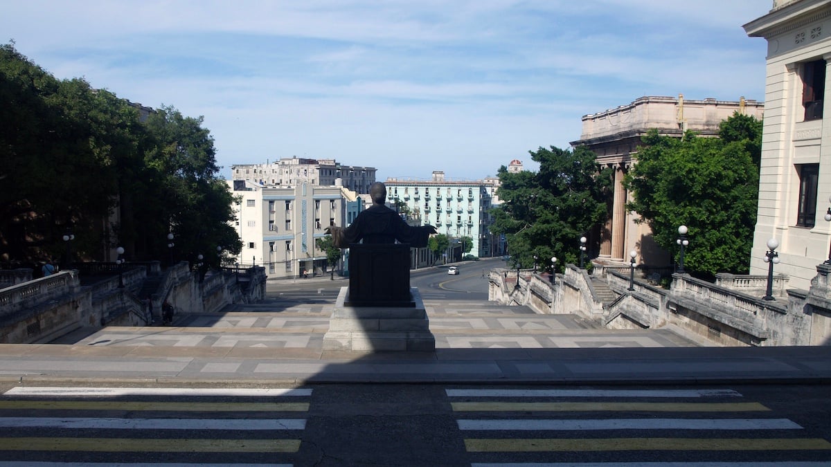 La escalinata de la Universidad de La Habana, desierta.