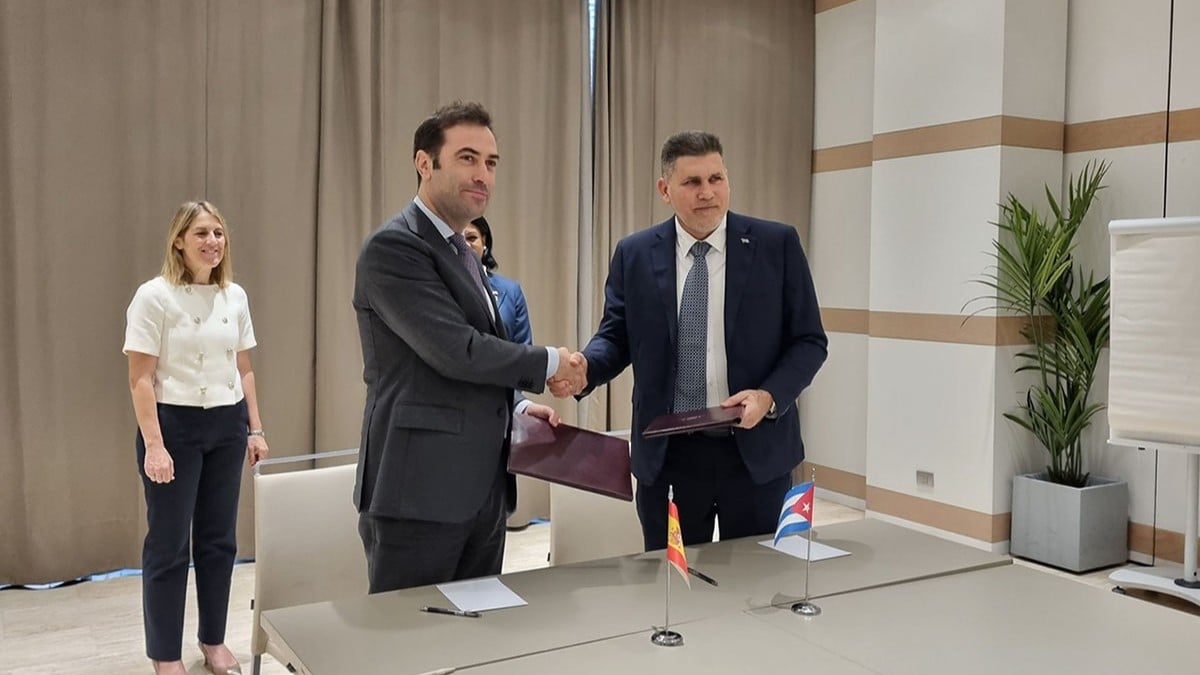 Firma del acuerdo entre representantes de los gobiernos de España y Cuba.