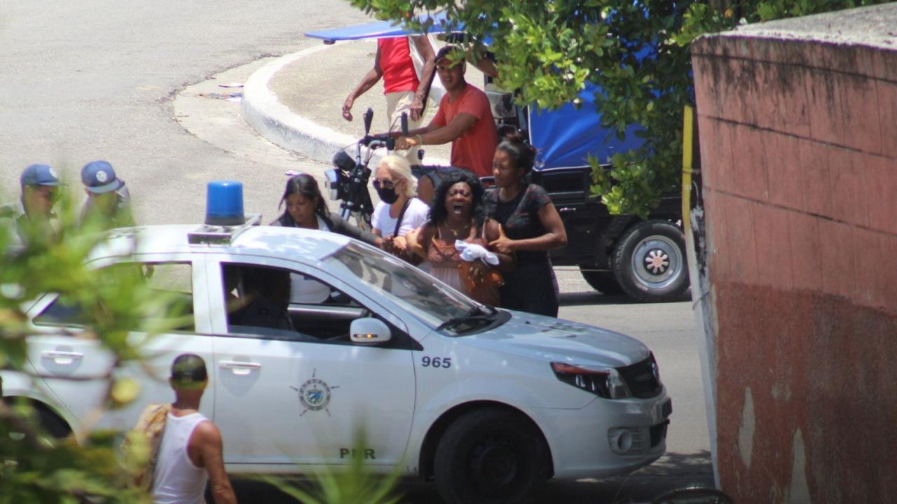 Arresto de Berta Soler por agentes de civil y policías, el 2 de julio en La Habana.