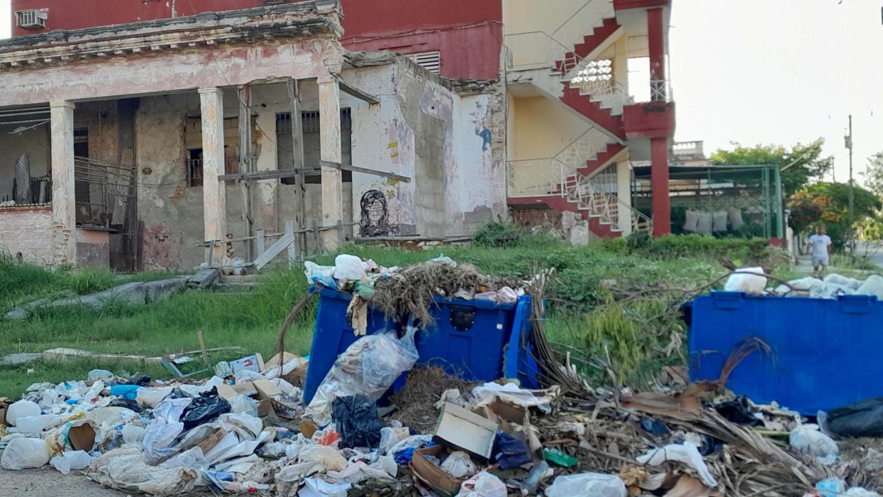 Un basurero en una esquina de La Habana.