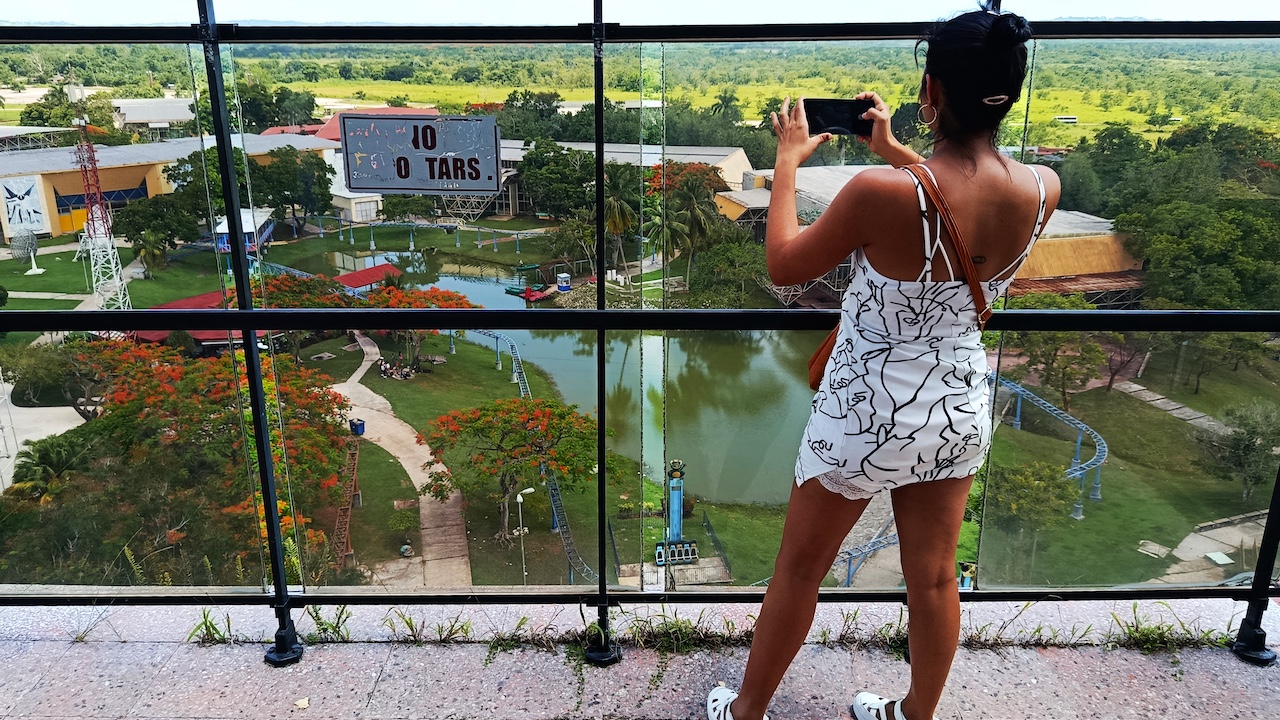 Una mujer fotografía la vista desde el mirador de Expocuba.