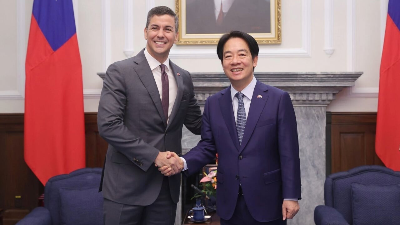 Santiago Peña es recibido por Lai Ching-te, 2024.