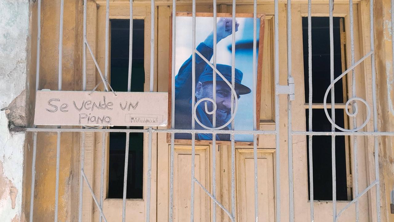 Una foto de Fidel Castro en la ventana de una vivienda en Cuba.
