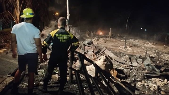 Destrucción dejada por el incendio en el Delfinario de Cienfuegos.
