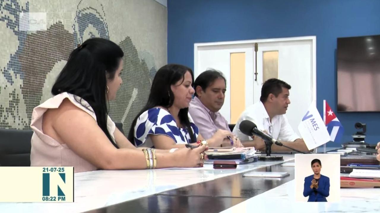 Funcionarios cubanos comparecen para hablar de la legalización de documentos docentes.