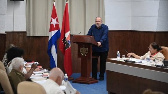 Manuel Marrero al intervenir en el pleno del Comité Central del PCC.