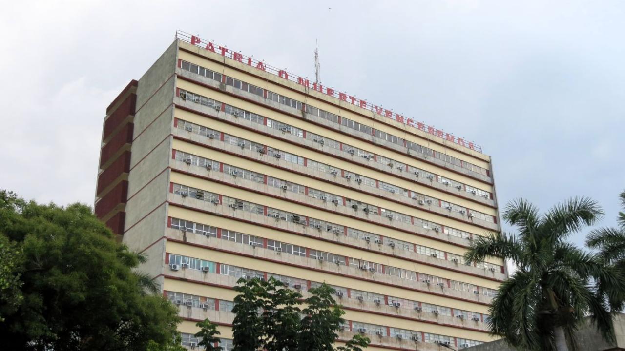 Propaganda política en lo alto de un edificio institucional en La Habana.
