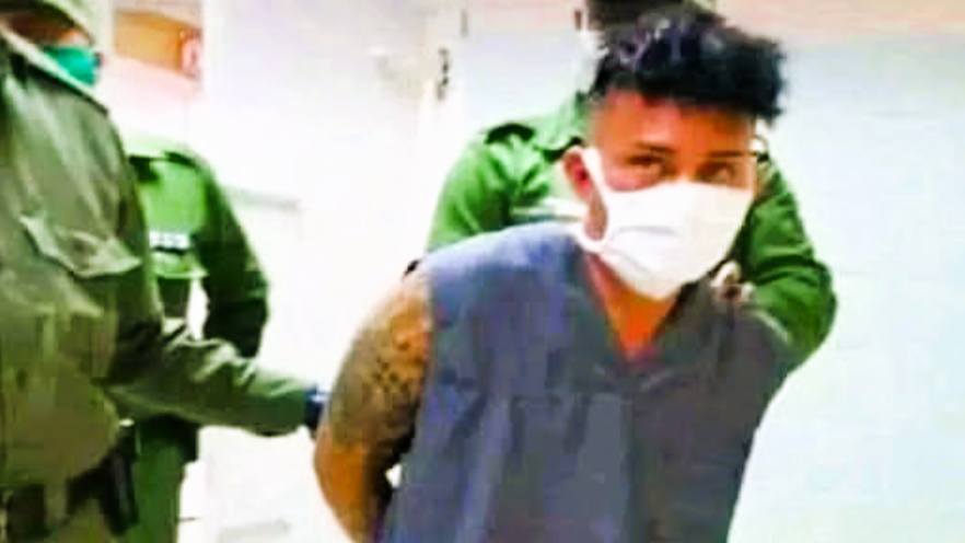 Yusniel Tirado Aldama bajo custodia policial.