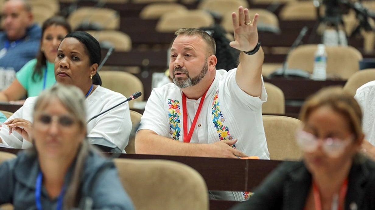 Diputados cubanos en la comisión de Atención a los Servicios y Agroalimentaria de la ANPP.