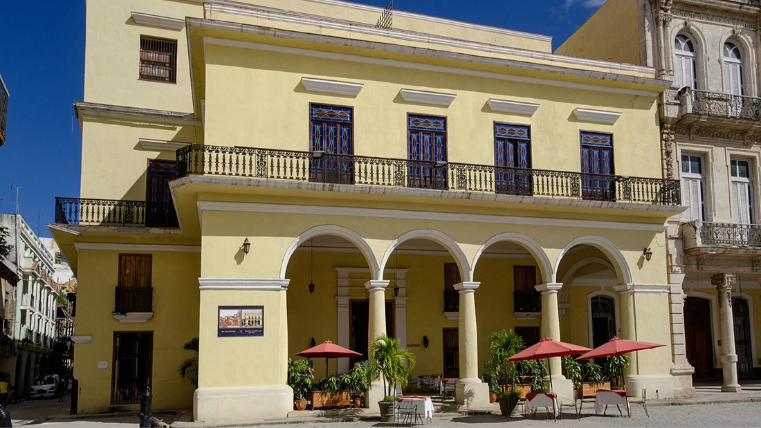 El antiguo Colegio Santo Ángel, Plaza Vieja, La Habana.