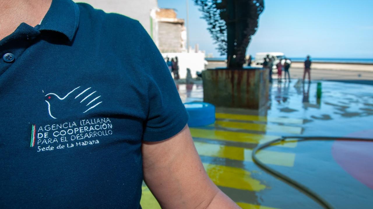 Una trabajadora de la la Agencia Italiana para la Cooperación tras arreglar un parque en La Habana.