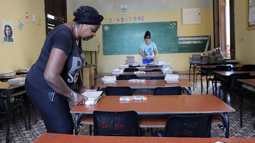 Maestros en un aula en Cuba.