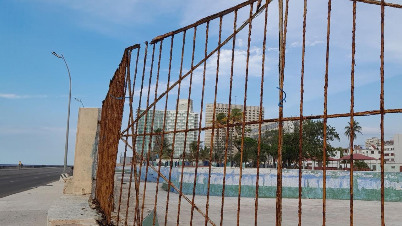 Vista de hoteles tras rejas oxidadas en una instalación en el abandono en La Habana.
