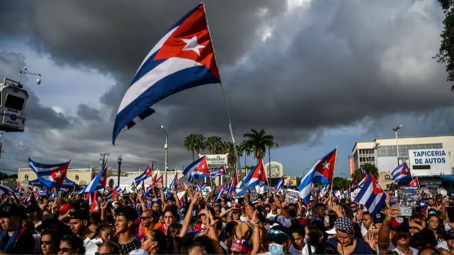 Cubanos se manifiestan en apoyo de las protestas en Cuba, Miami, 2021.