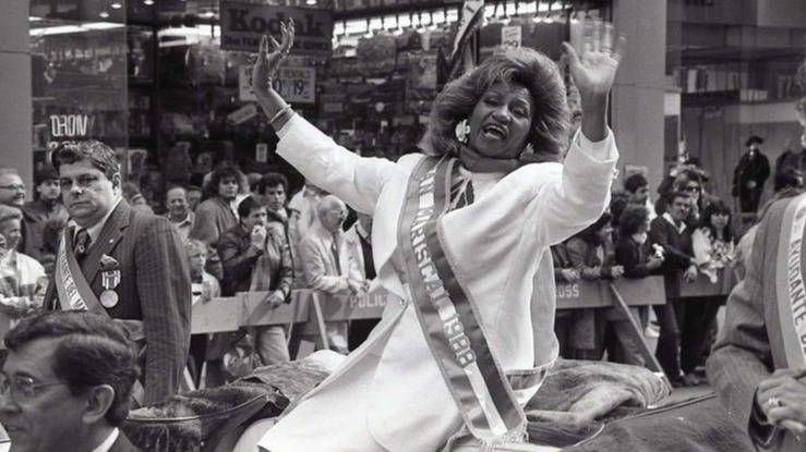 Celia Cruz durante el desfile de orgullo cubano en 1988 en Nueva York.