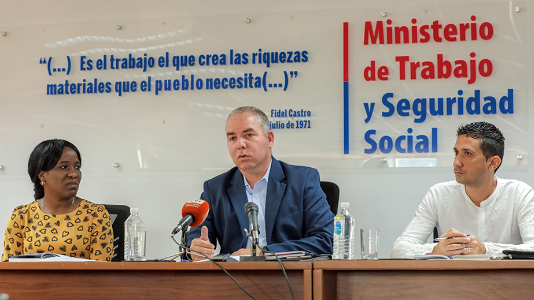 El ministro de Finanzas y Precios, Vladimir Regueiro Ale, habla del aumento de pensiones.