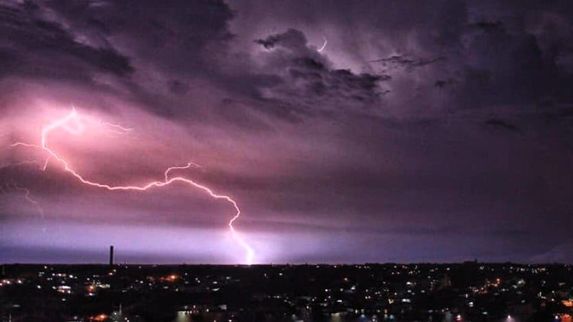 Fuerte actividad eléctrica al sur de La Habana. 