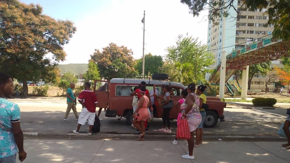Un pisicorre y pasajeros en Santiago de Cuba.