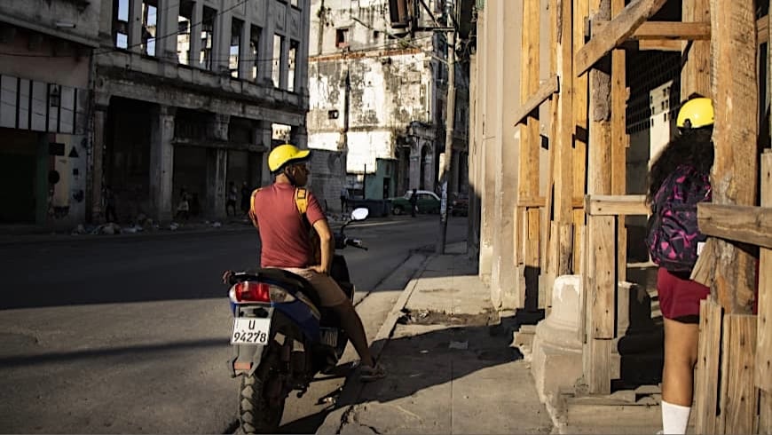 Edificios en ruinas y apuntalados en La Habana.