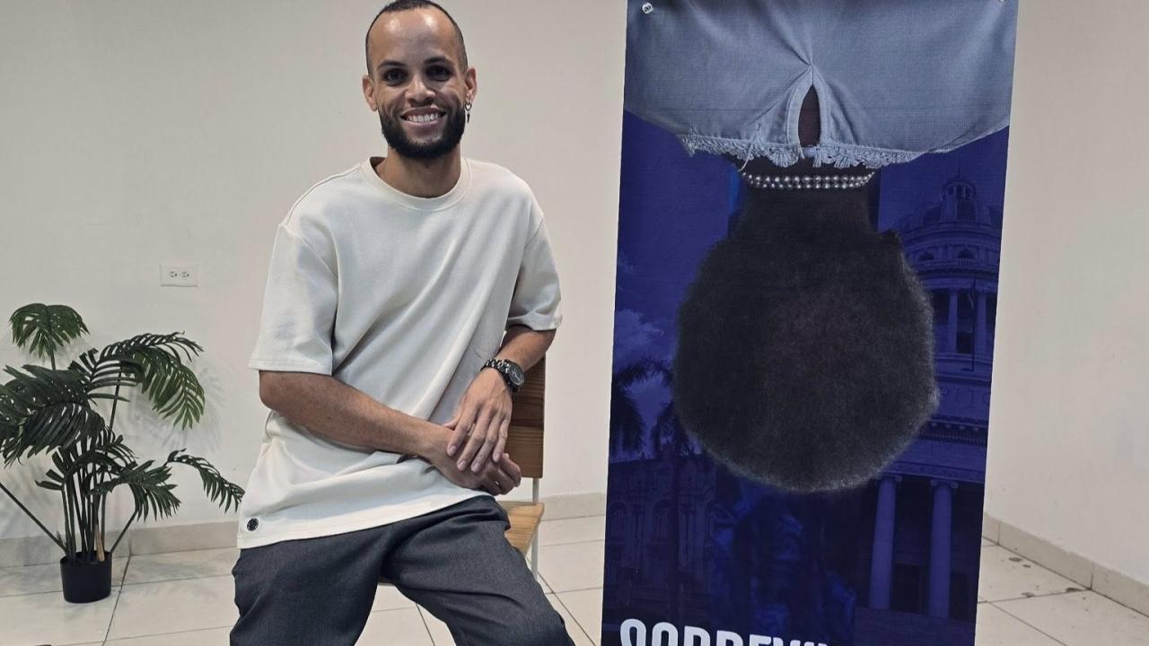 El cubano Raúl Soublett junto al cartel de su película 'Sobrevivir. Historia de piel y silencio'. 