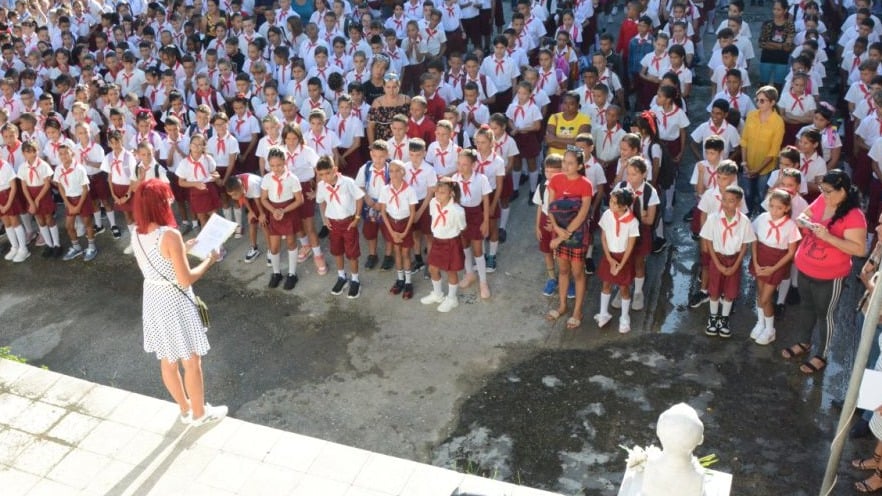 Matutino en una escuela primaria cubana.