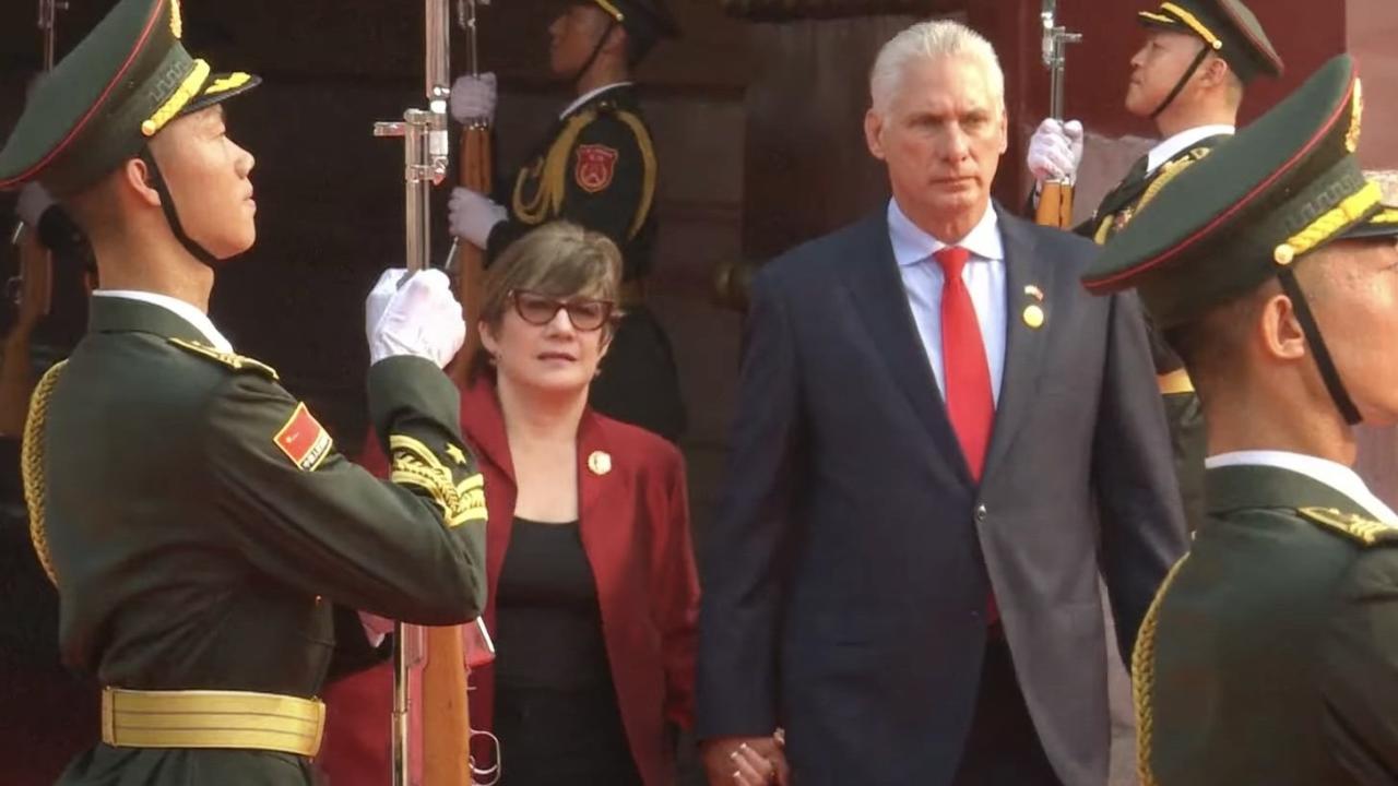 Miguel Díaz-Canel y Lis Cuesta en un desfile militar en Pekín.