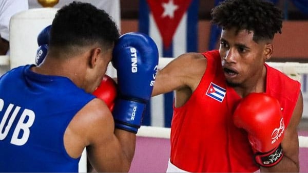 Alejandro Claro (d) en un combate.
