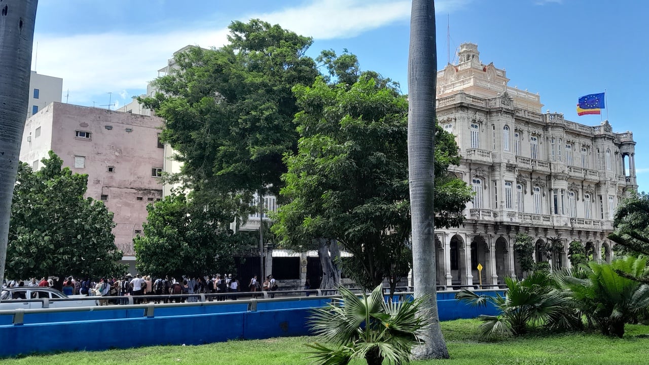 Cola en la Embajada de España en La Habana en 2023.