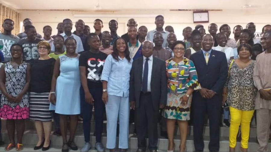 Estudiantes de Ghana enviados a Cuba en 2019 y funcionarios de ambos países.