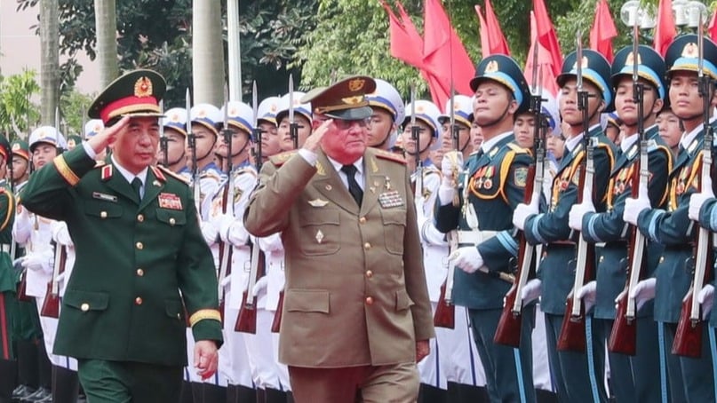 El general Phan Van Giang, ministro de Defensa de Vietnam, y Álvaro López Miera en Hanói.