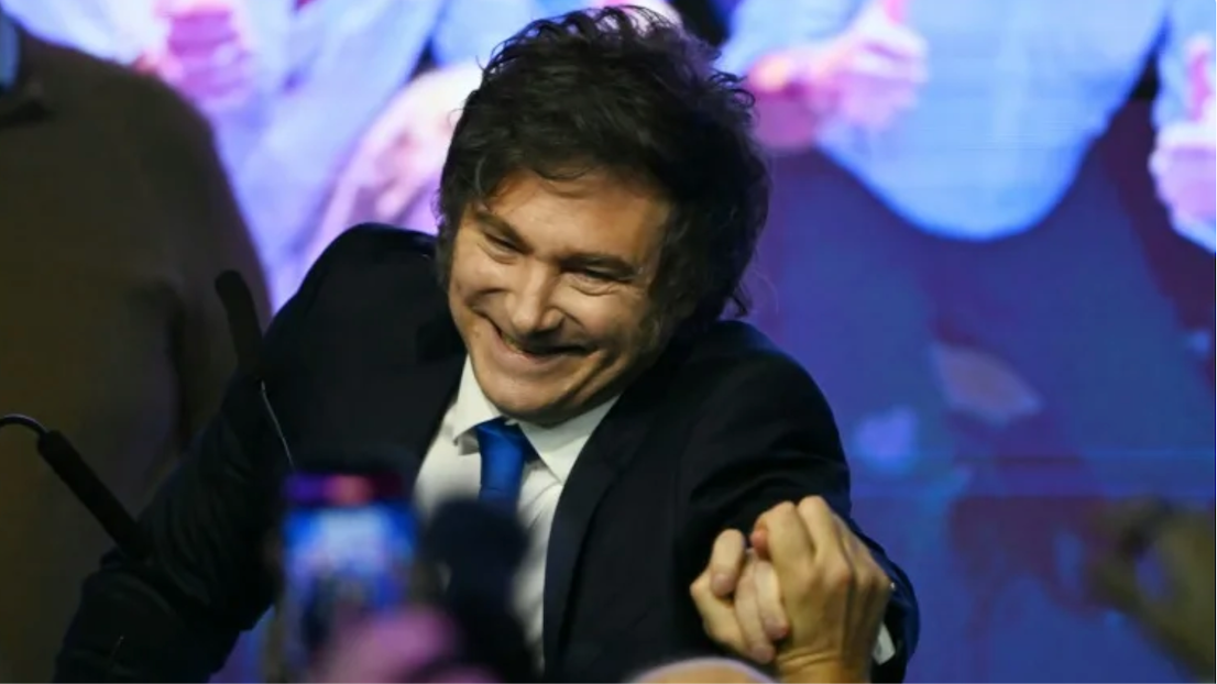 Javier Milei celebra con sus partidarios.
