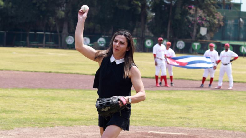 Ana Gabriela Guevara abre un partido entre Cuba y México.