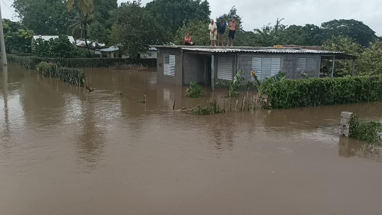 Personas refugiadas en techos de viviendas en Holguín.