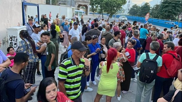 Cola de cubanos en el Consulado de España en La Habana.