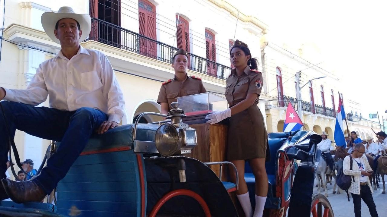 Gorra de Fidel Castro custodiada por dos cadetes.