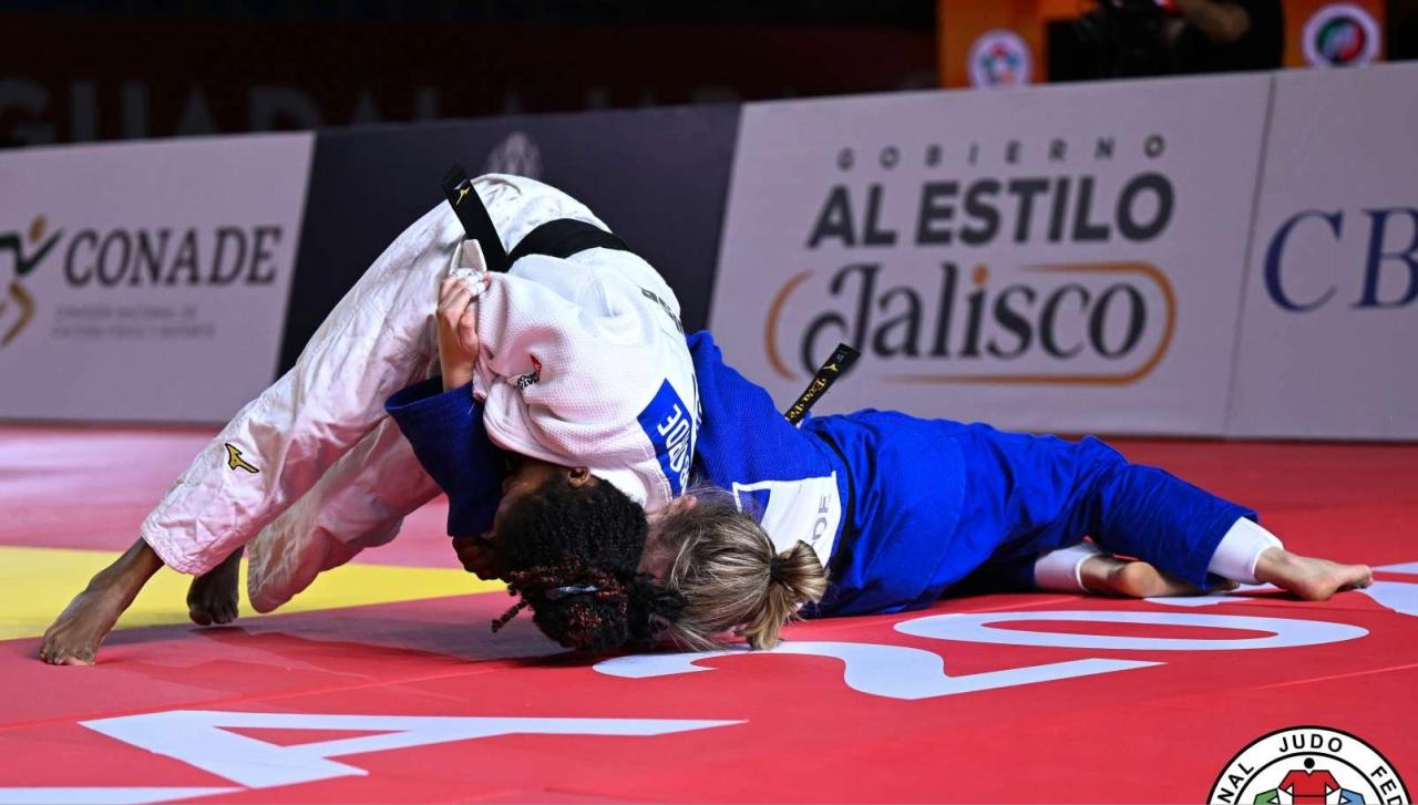 María Celia Laborde (de blanco) en el combate final.