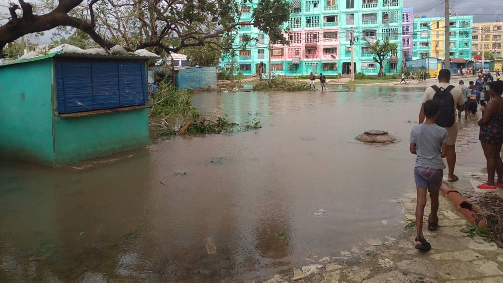 Una calle inundada en Santiago de Cuba por las lluvias del huracán Melissa.