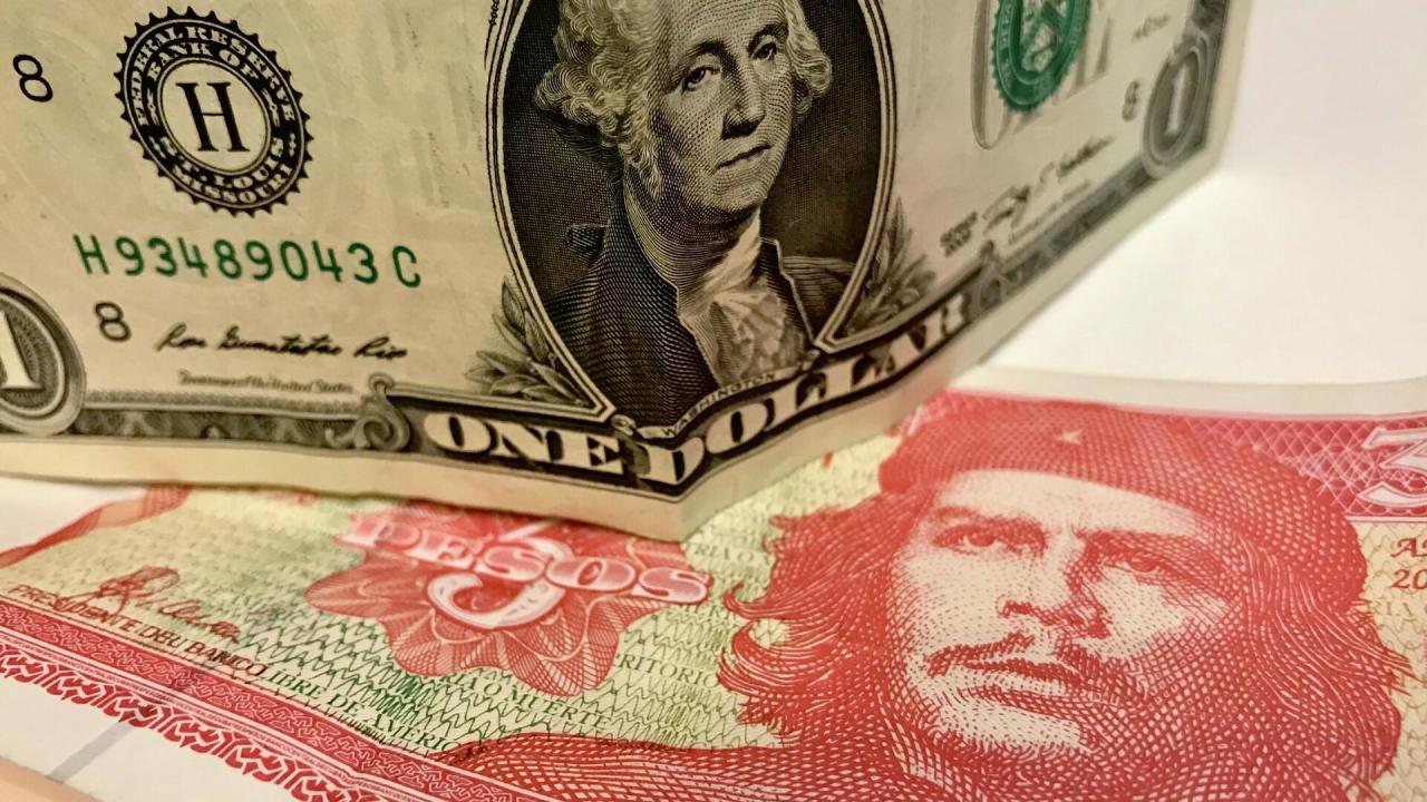 Dólar estadounidense y peso cubano.