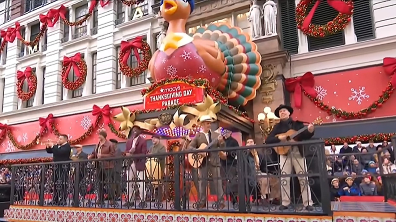 Momento del show de Buena Vista Social Club en el desfile.