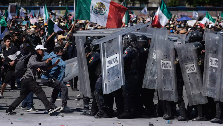 Jóvenes protestan contra el Gobierno en Ciudad de México.