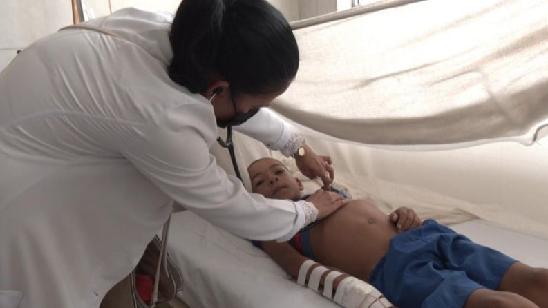 Una doctora atiende a un niño ingresado en un hospital cubano.